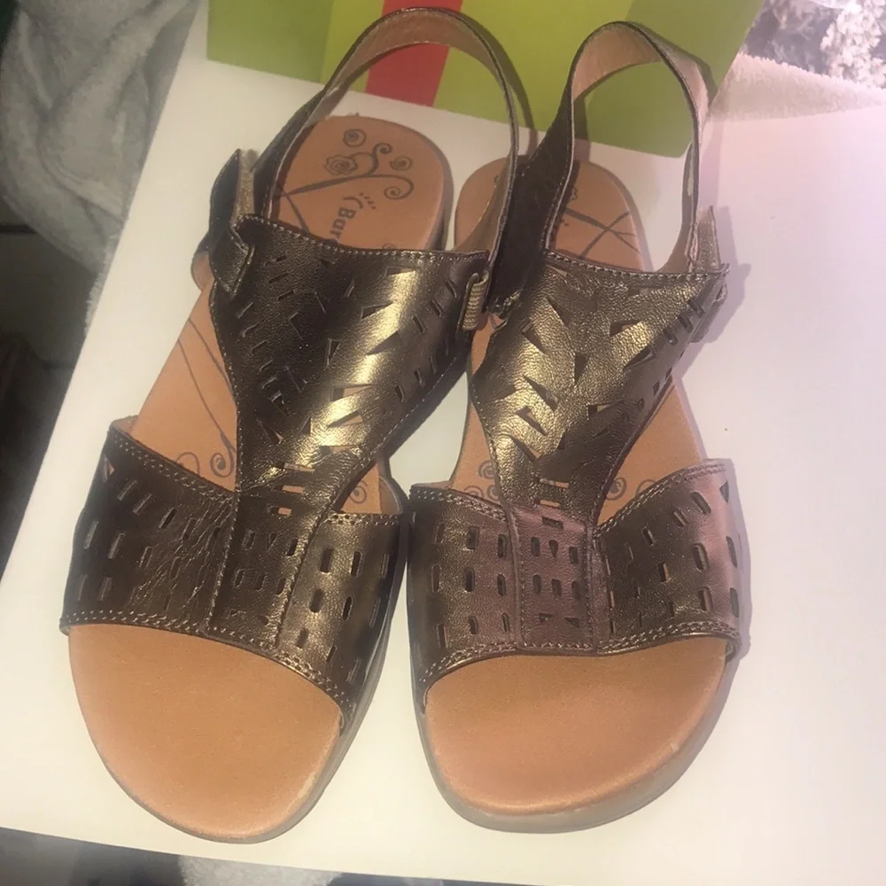 Women’s Bare Traps Die-Cut Sandals